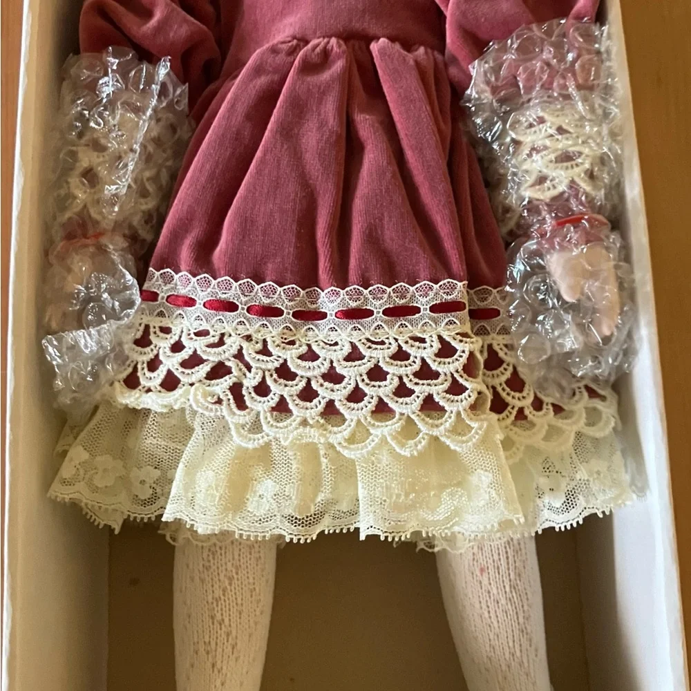 New Vintage Rare 1987 Seymour Mann Porcelain Doll with Dimples & Bow Music Box